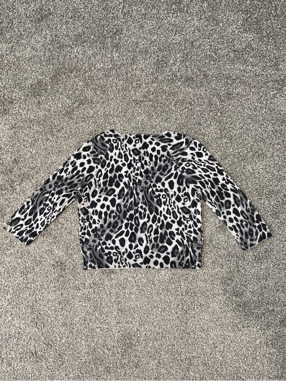 Ann Taylor Gray & Black Leopard Print Button-Down Size XL - Picture 3 of 9